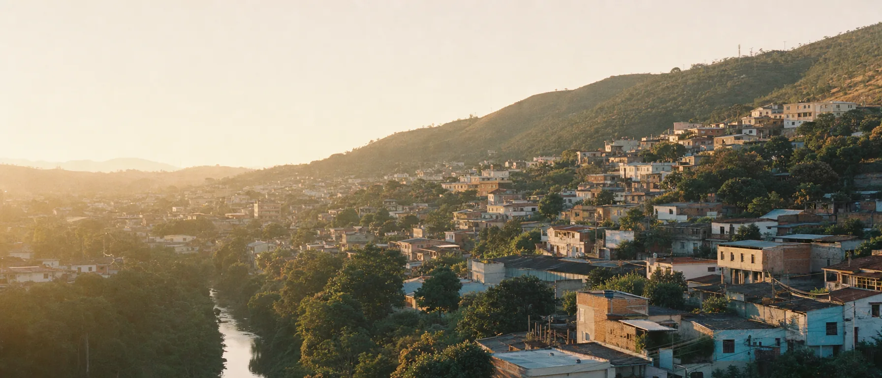 Cidade média brasileira integrada ao verde, no fim da tarde